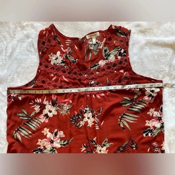 MAURICES Floral Crochet Trim Sleeveless Blouse Size Large - Picture 3 of 7
